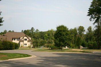 Free-form circular driveway on a contemporaty home